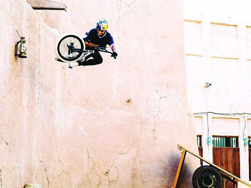 اضغط لمشاهدة الفيديو: الدراج البريطاني كريس كايل يخطف الأنفاس في عرض "Dropping in on Dubai"